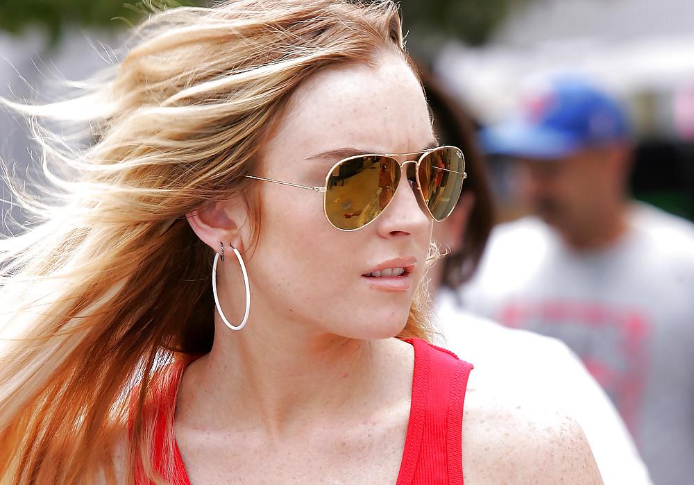 16P Lindsay Lohan on location for Ugly Betty in Queens
