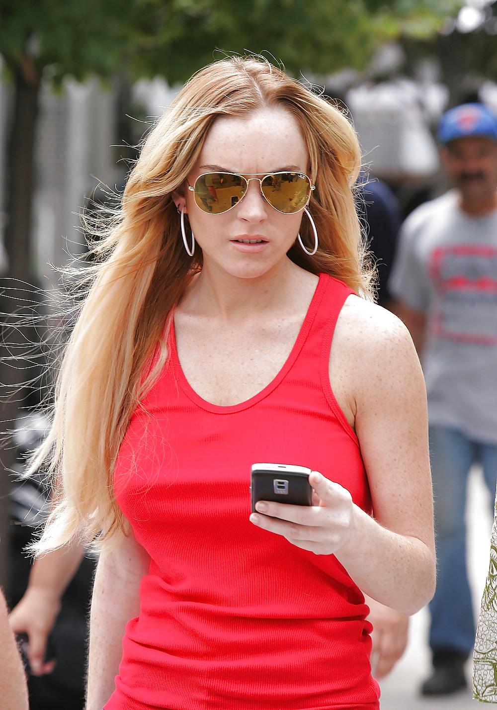 16P Lindsay Lohan on location for Ugly Betty in Queens