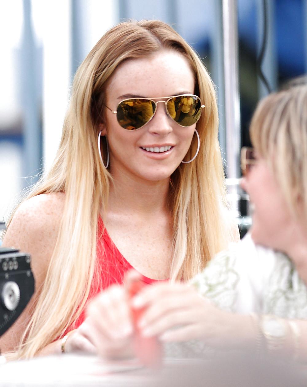 16P Lindsay Lohan on location for Ugly Betty in Queens