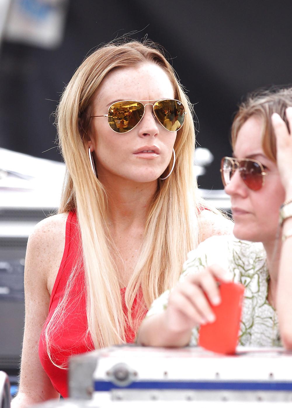 16P Lindsay Lohan on location for Ugly Betty in Queens