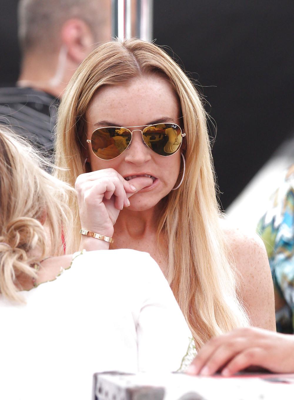 16P Lindsay Lohan on location for Ugly Betty in Queens
