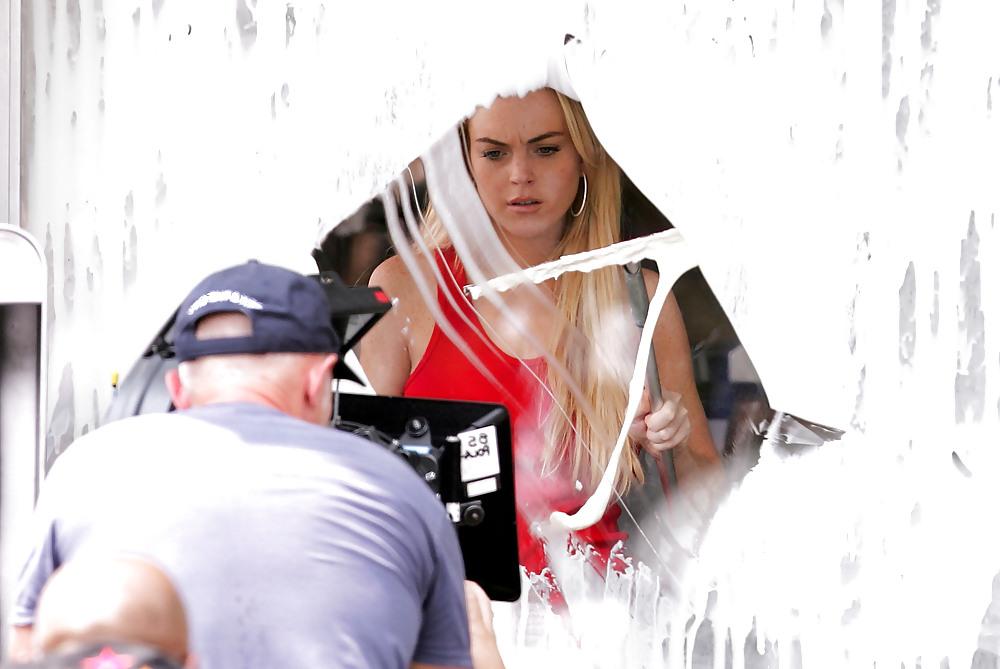 16P Lindsay Lohan on location for Ugly Betty in Queens