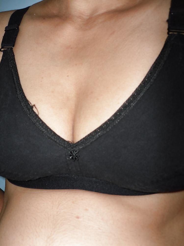 25P Just Cleavage of milf
