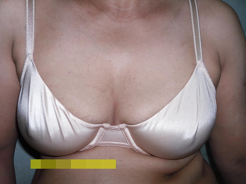 25P Just Cleavage of milf
