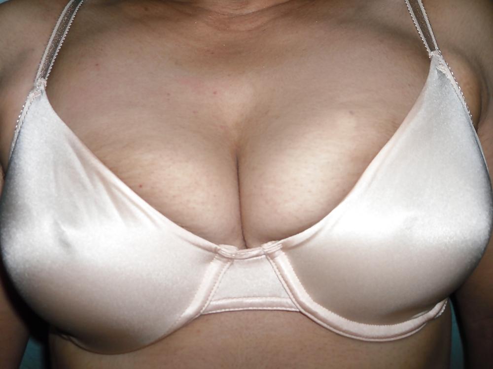 25P Just Cleavage of milf