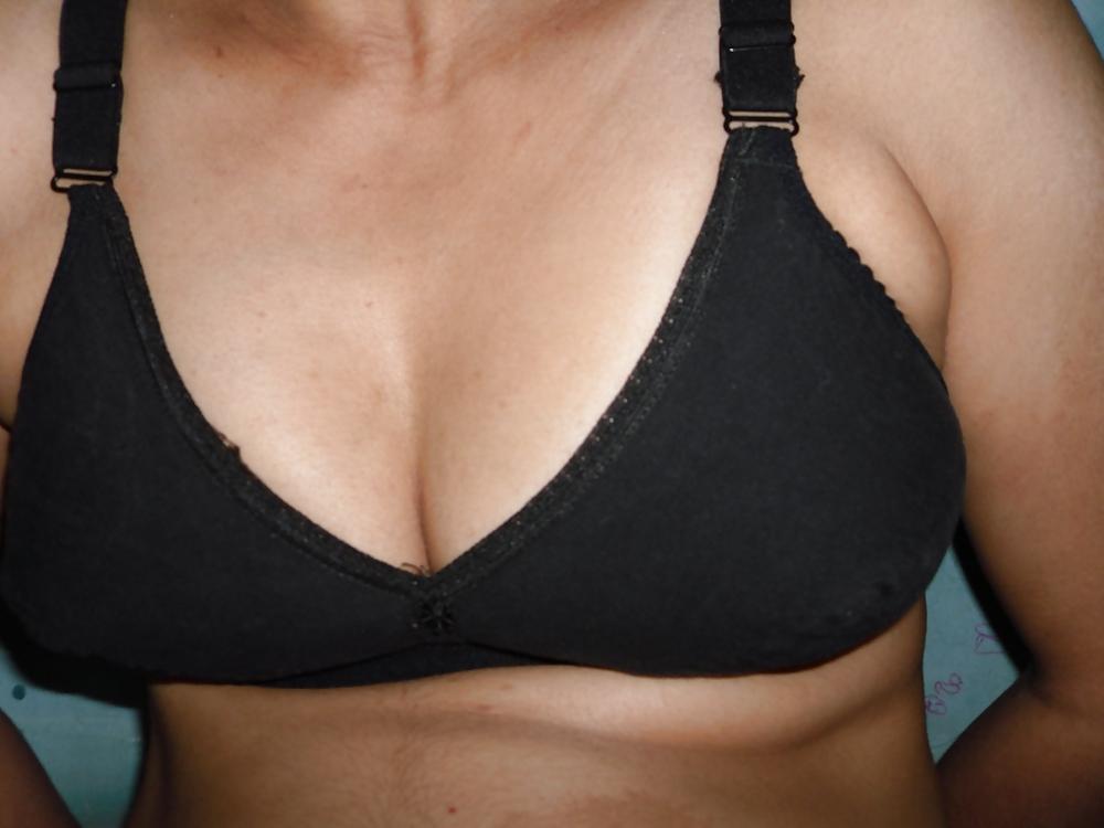 25P Just Cleavage of milf