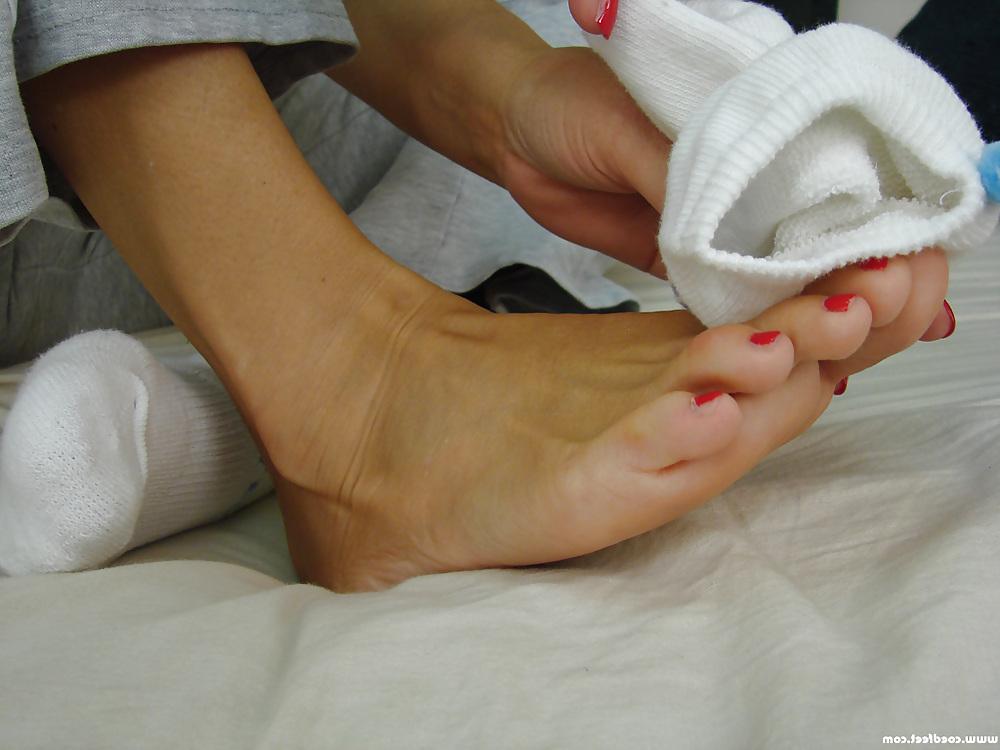 25P Sexy feet of a mature blonde