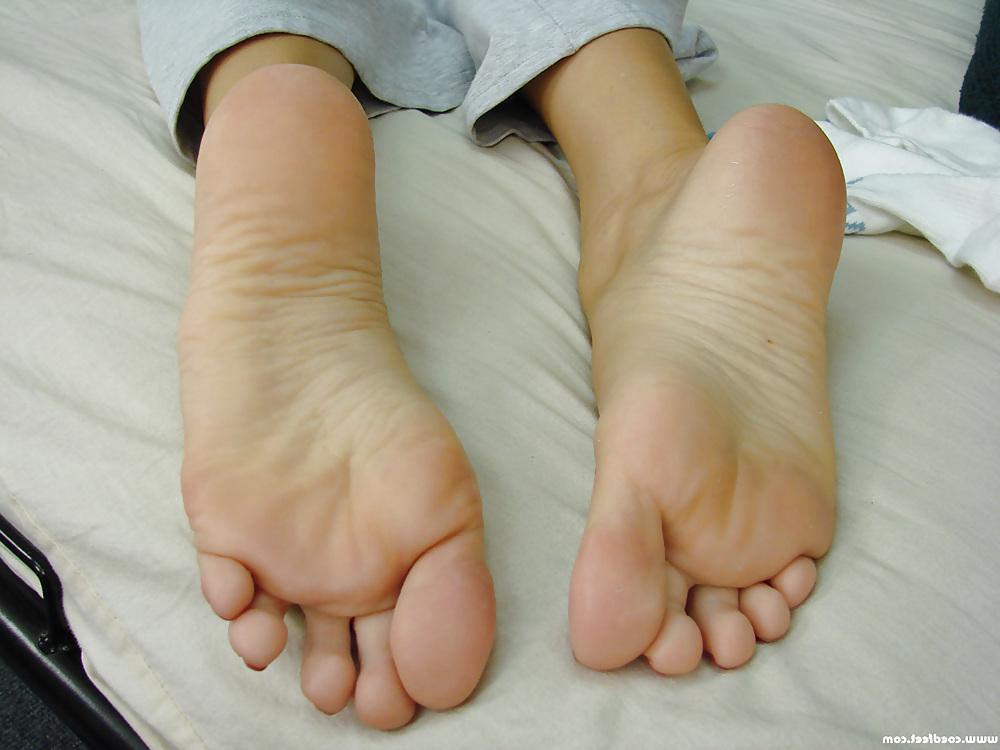 25P Sexy feet of a mature blonde