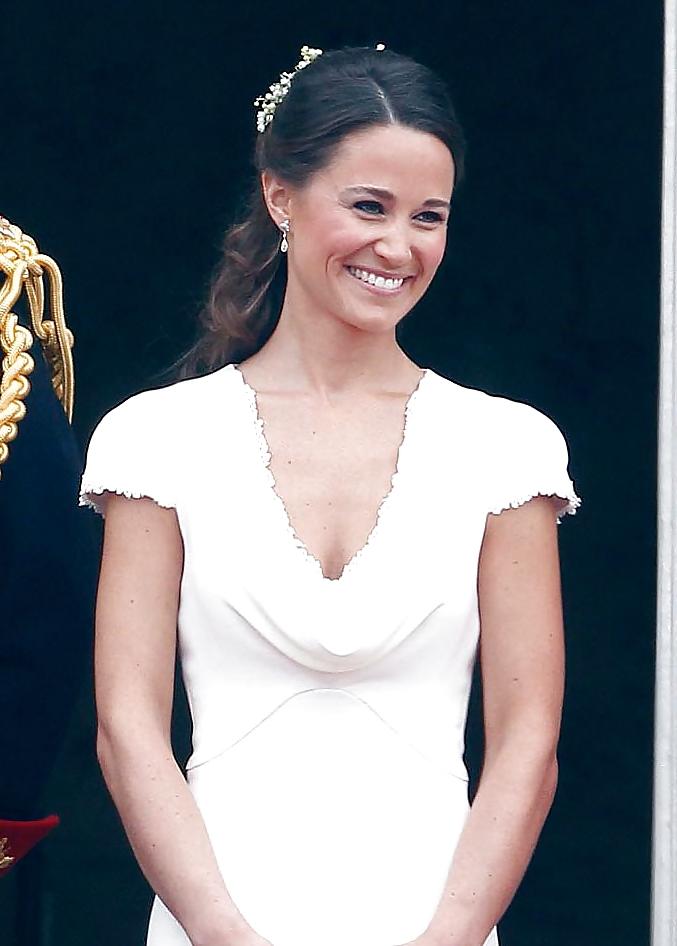 21P Pippa Middletons' gorgeous ass...and Kate upskirt fake