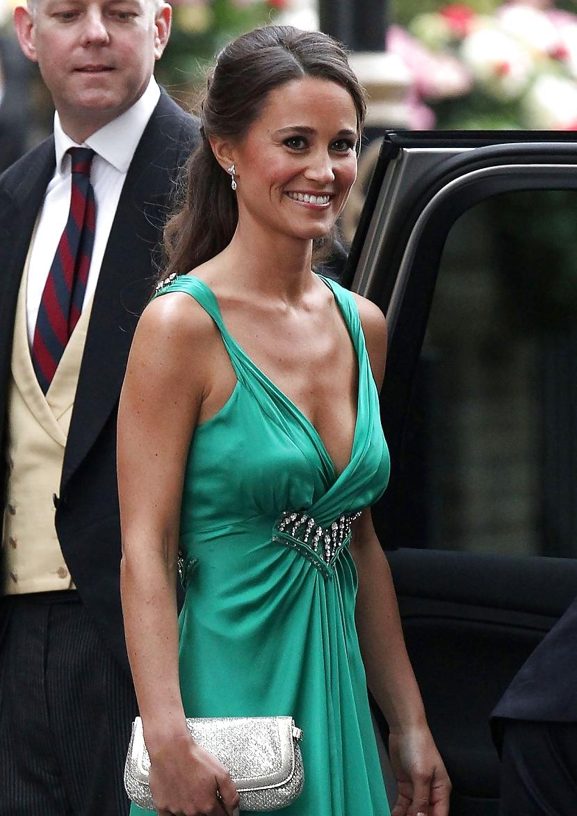 21P Pippa Middletons' gorgeous ass...and Kate upskirt fake