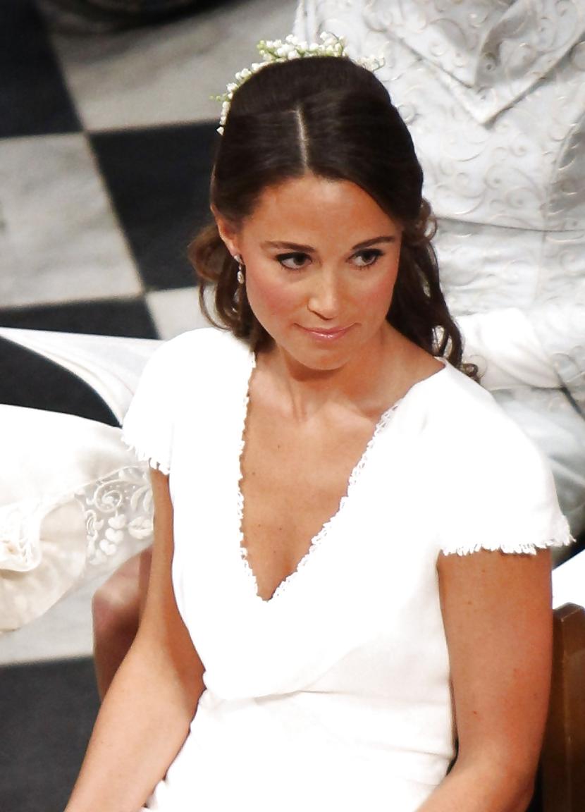 21P Pippa Middletons' gorgeous ass...and Kate upskirt fake