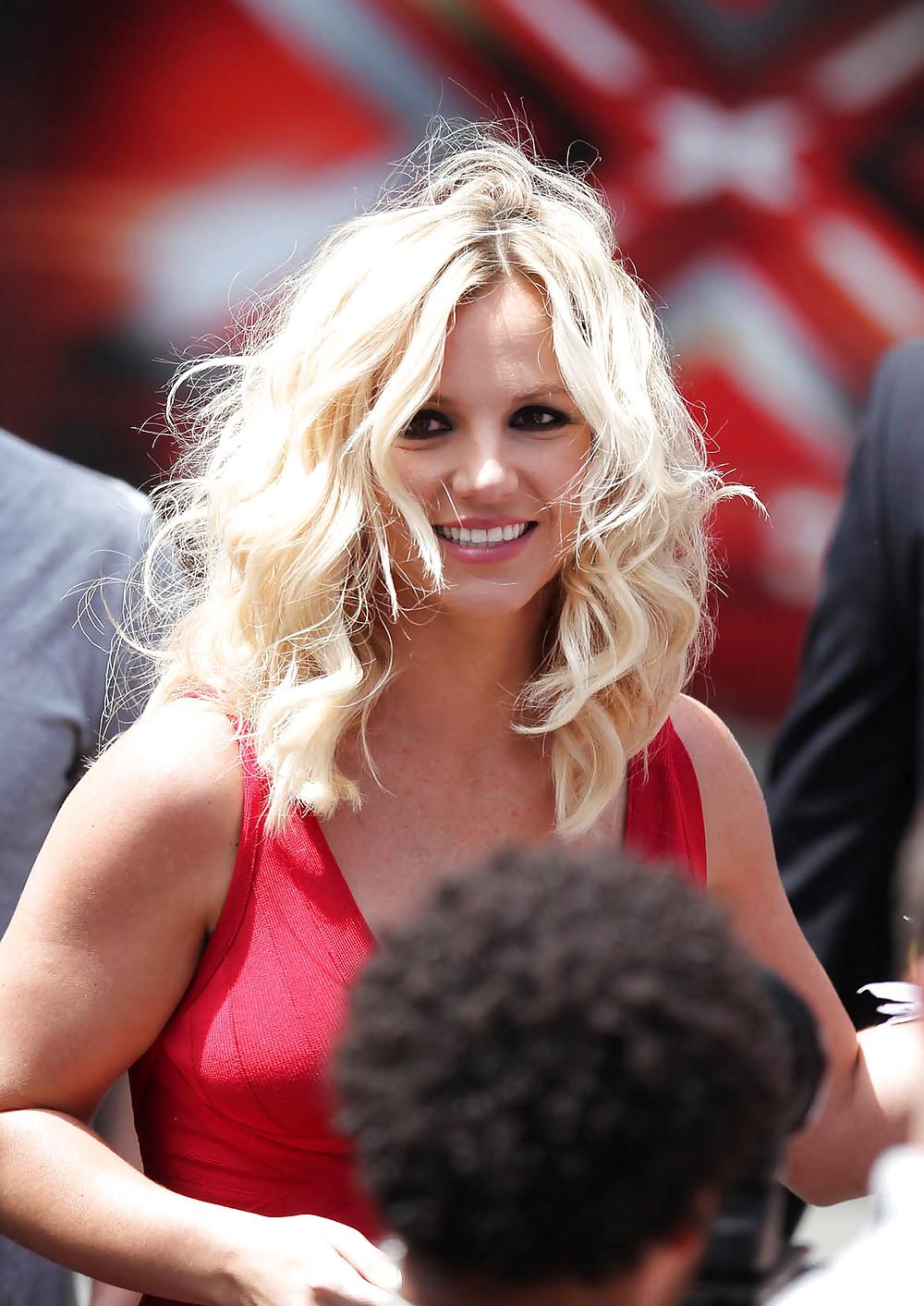 9P Britney Spears - Cleavage is Back