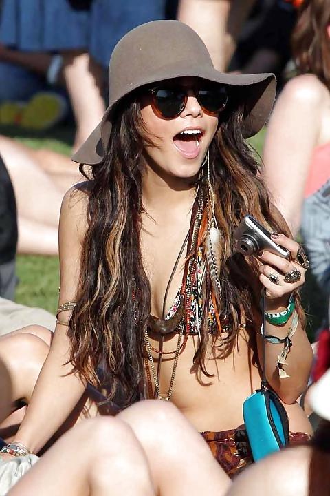 25P Vanessa Hudgens - cleavage & bikini