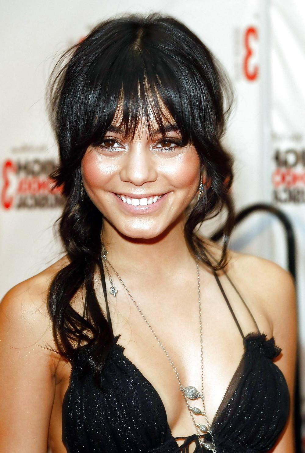 25P Vanessa Hudgens - cleavage & bikini