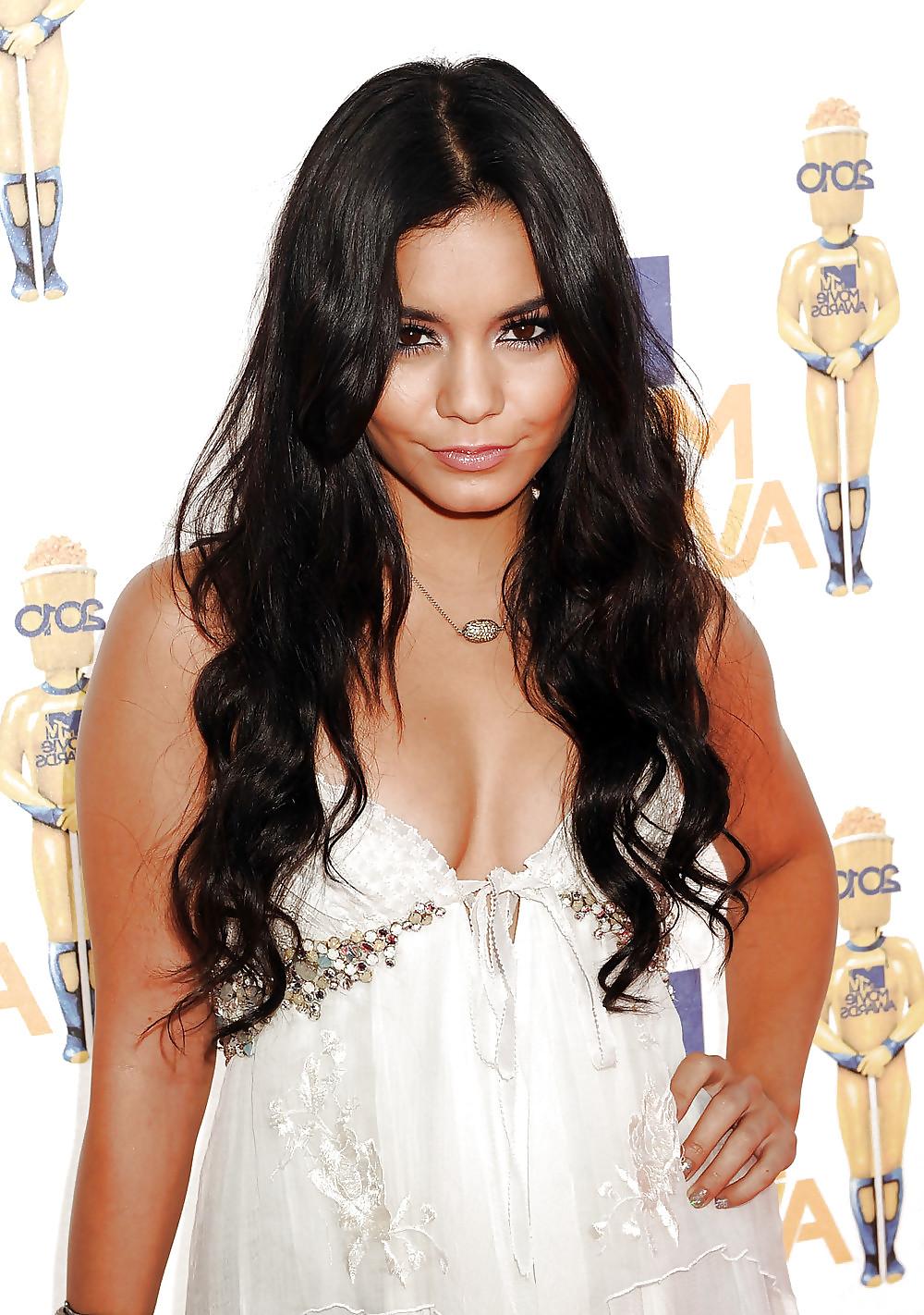 25P Vanessa Hudgens - cleavage & bikini