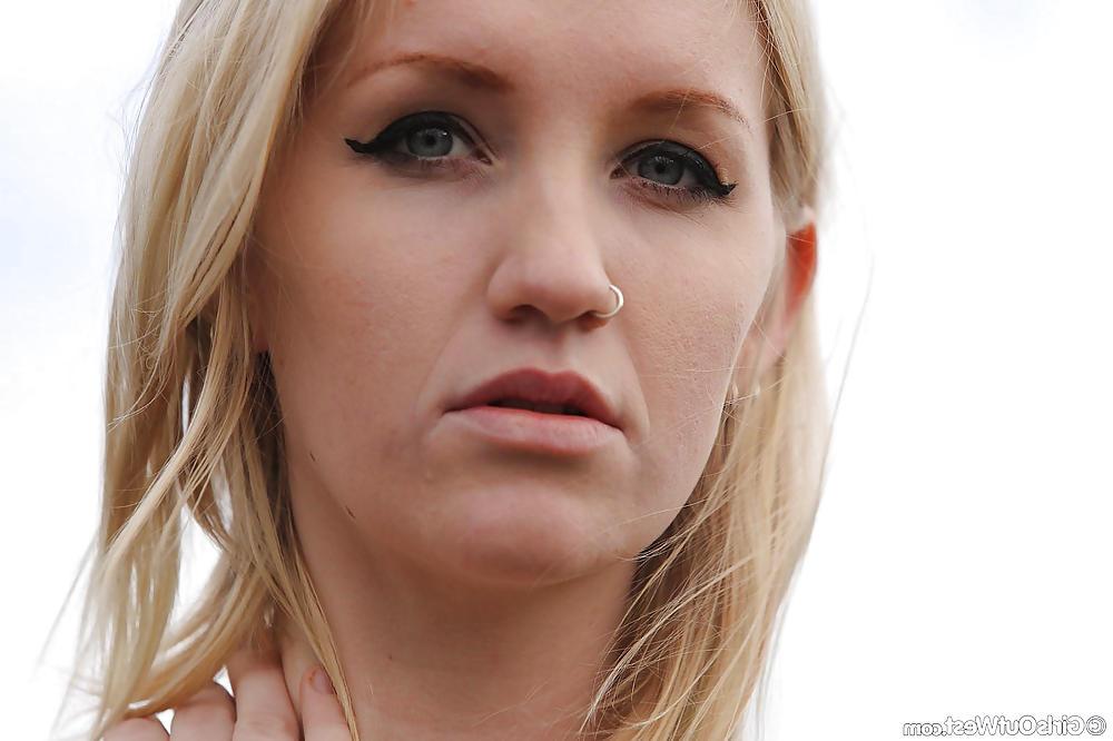 16P Gorgeous blond babe nude at the cemetery