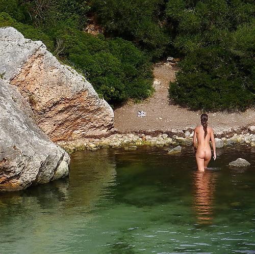 15P Women Naked In Nature