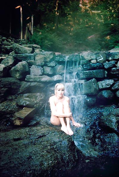 15P Women Naked In Nature