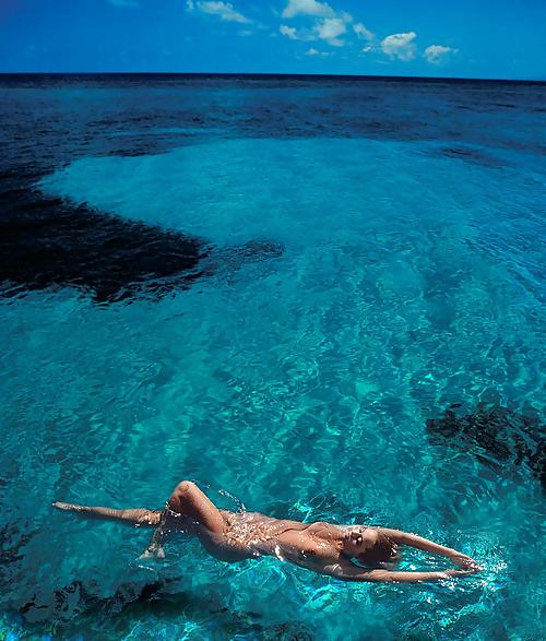 15P Women Naked In Nature