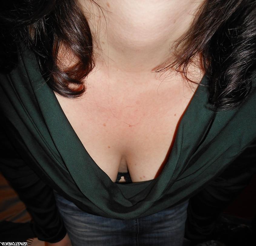 20P Sexy Cleavage