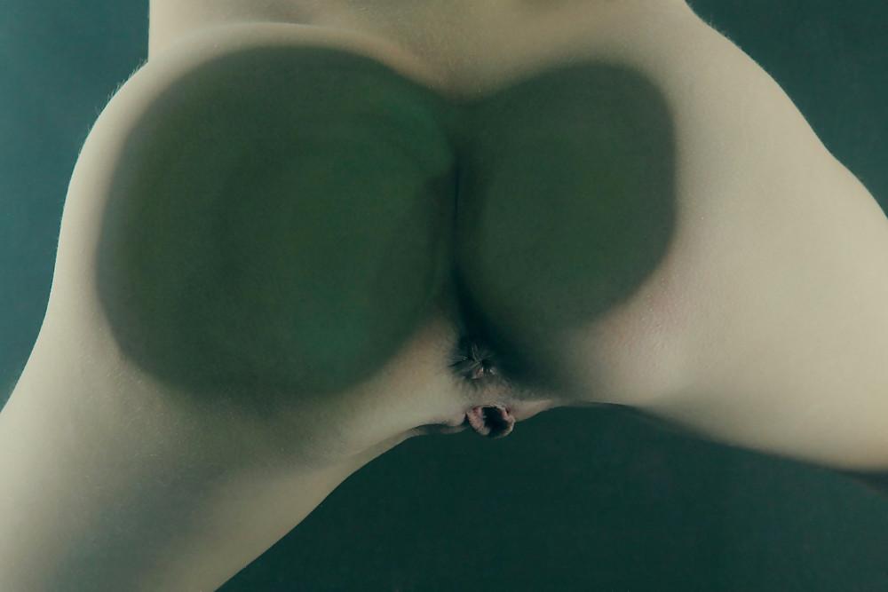 12P Underwater Nude Posing 