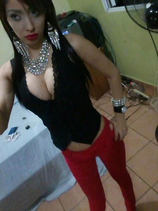 25P Latina cleavage 1 