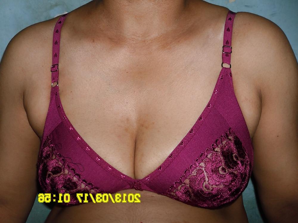 7P Housewif'e Cleavage
