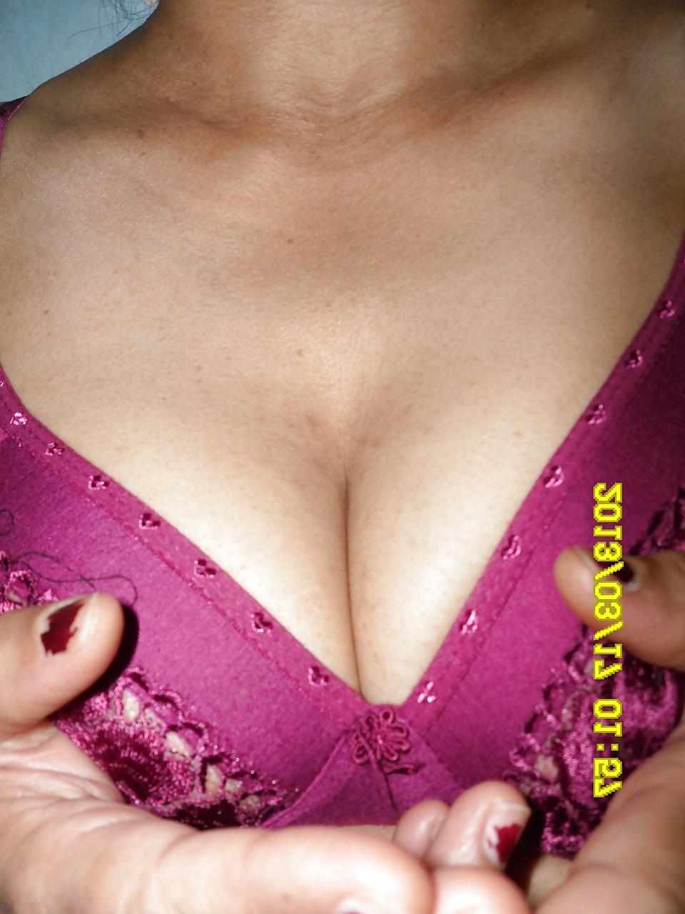 7P Housewif'e Cleavage