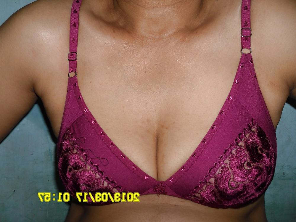 7P Housewif'e Cleavage
