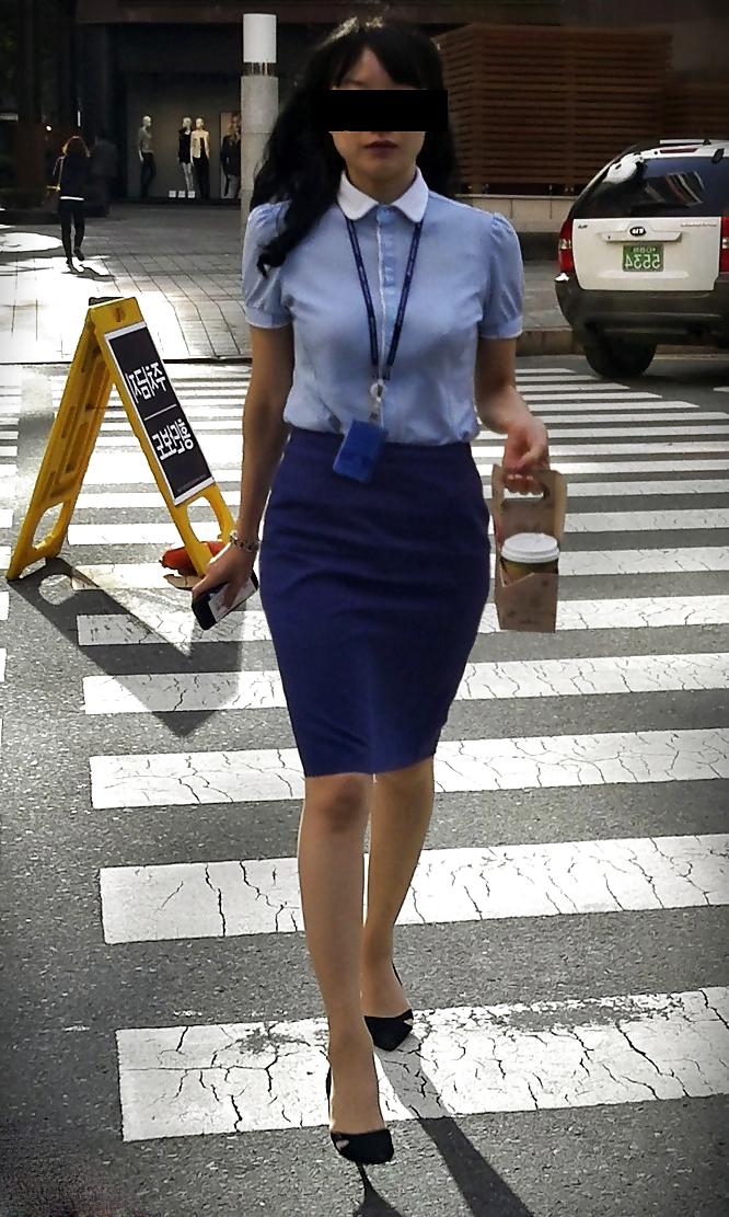 9P Beautiful korean women in public