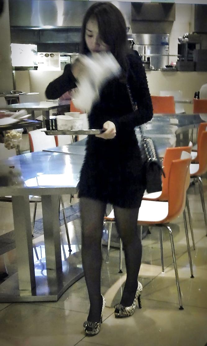 9P Beautiful korean women in public
