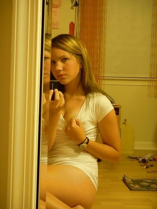 25P Jill shows her underwear