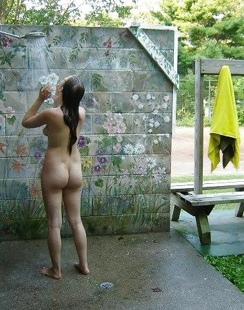 19P Girls Under Shower