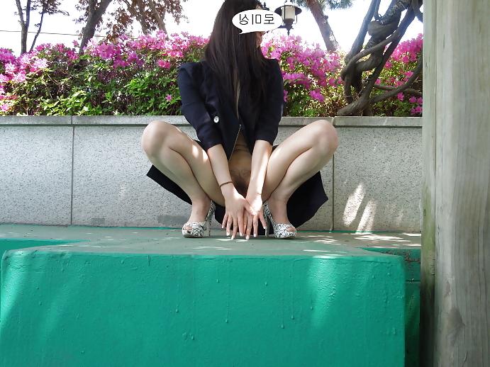 6P Korean girl flashing in public