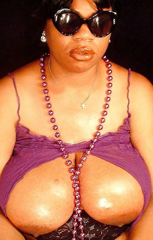 25P BIG BLACK TITTIES & TIGHT PURPLE TOP!!
