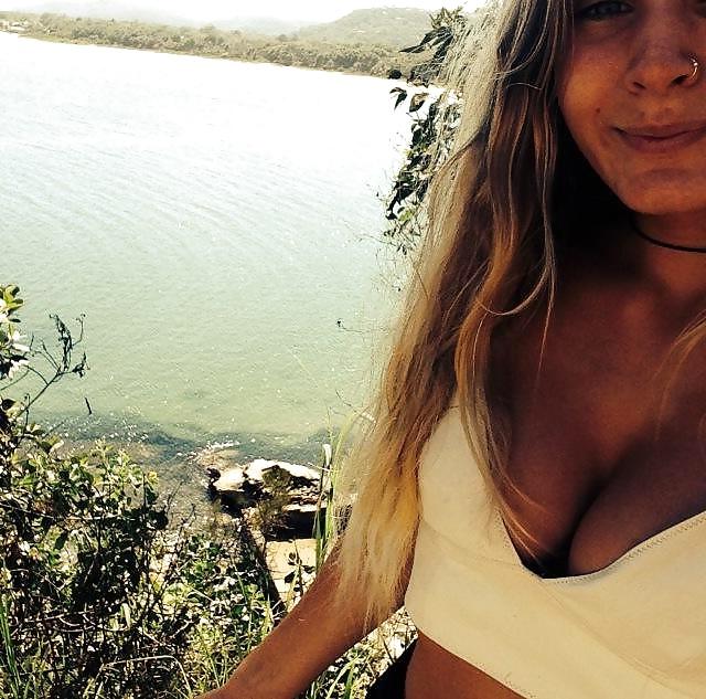 25P Teen Cleavage