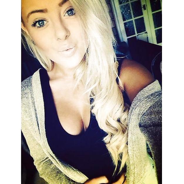 25P Teen Cleavage