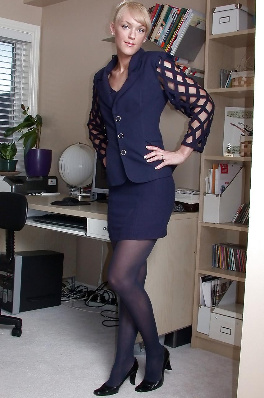 25P Naomi - shower in pantyhose
