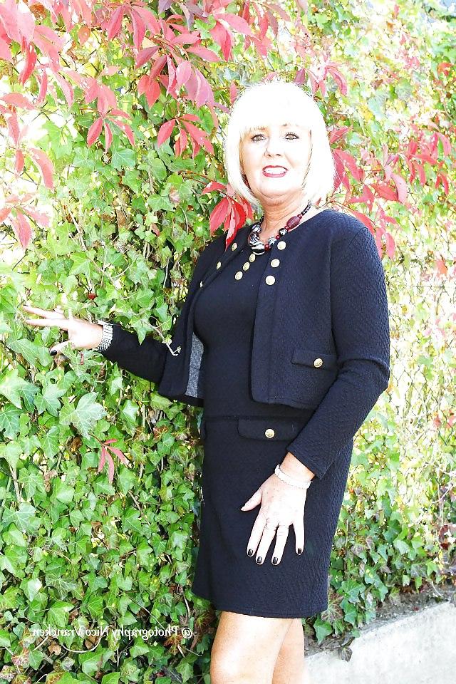 25P CLASSY GRANNY LOVES DIRTY POSING