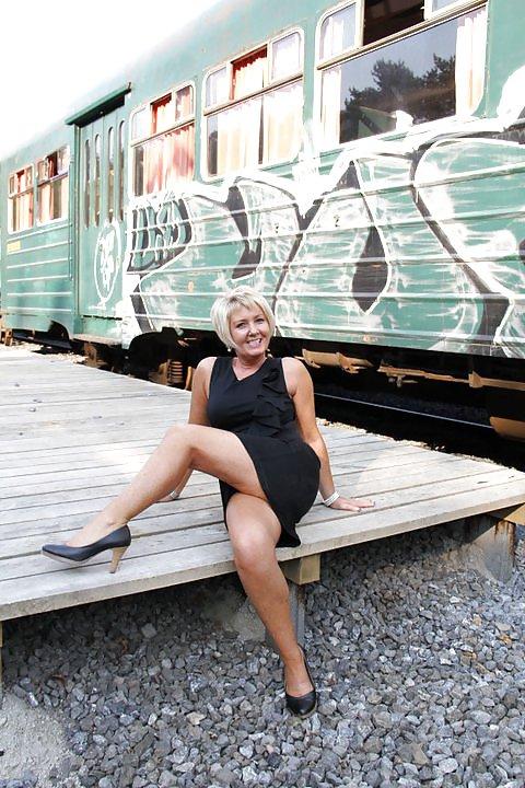 25P CLASSY GRANNY LOVES DIRTY POSING