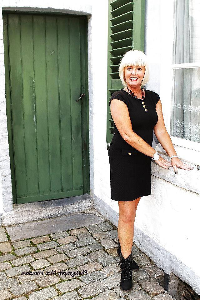 25P CLASSY GRANNY LOVES DIRTY POSING