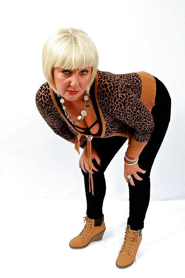 25P CLASSY GRANNY LOVES DIRTY POSING