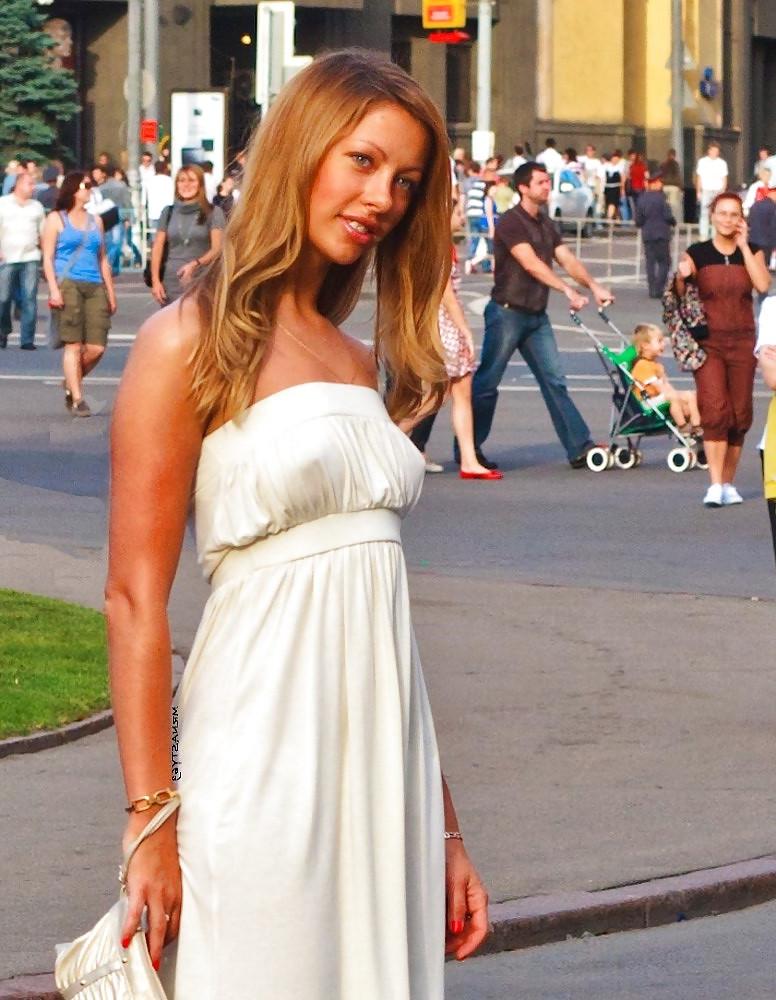 25P Candid Wives In See Thru In Public