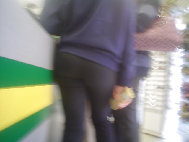 25P Bumbs in public