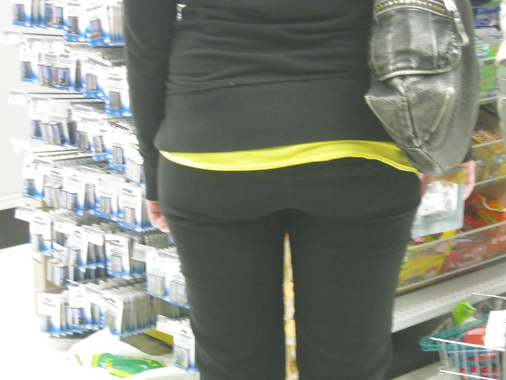 25P Bumbs in public