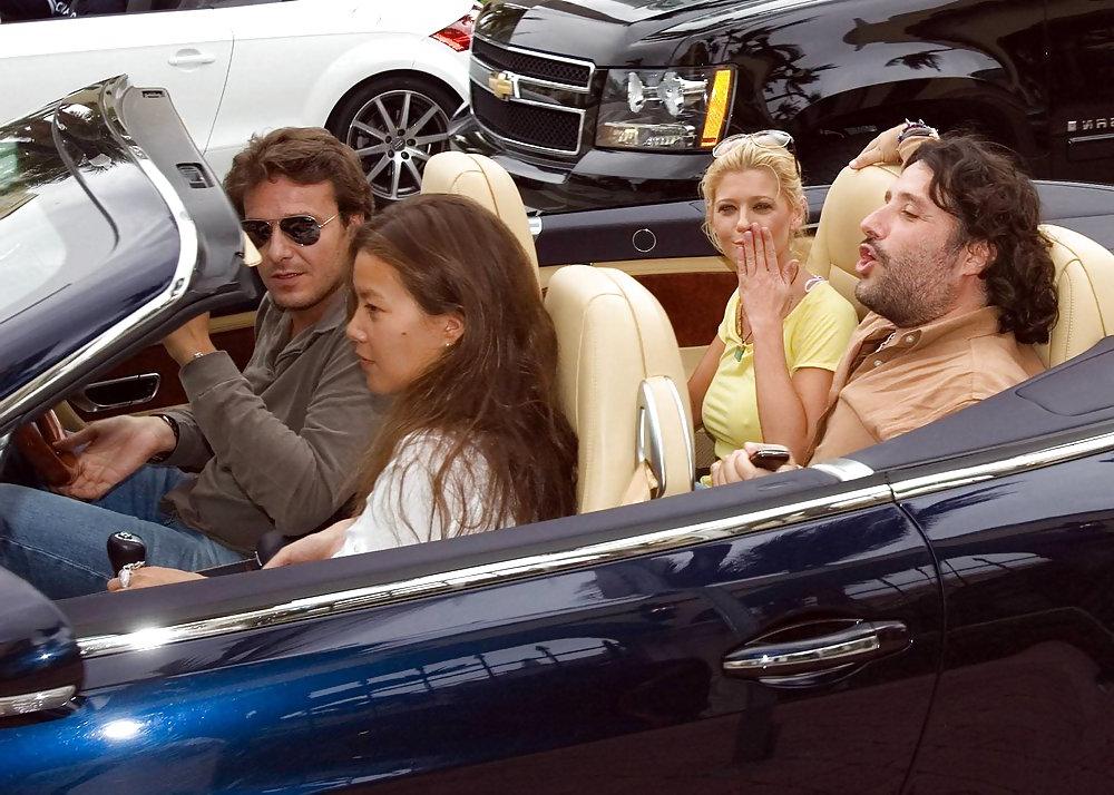 7P Tara Reid no brapokies leaves a restaurant in Miami