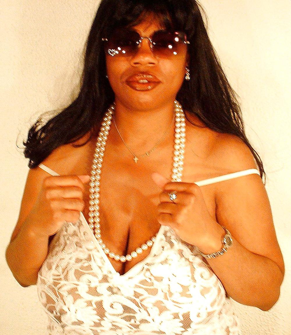 25P BIG BLACK TITTIES!