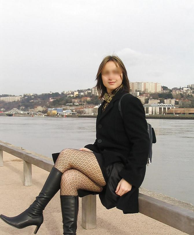 23P Sophie De Lyon s'Exhibe en Public