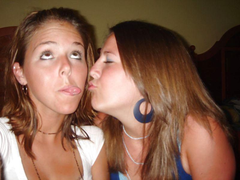 20P Girl Kissing girl 02