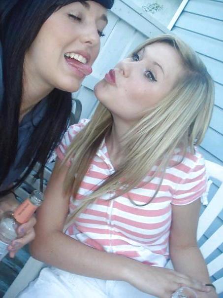 20P Girl Kissing girl 02